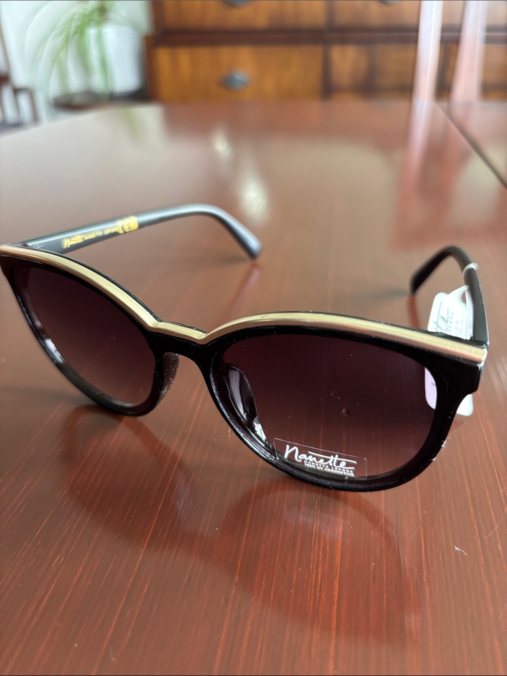 Nanette Lepore 100% UV protection,cat eye tortoise frame,gold trim,CAT 2